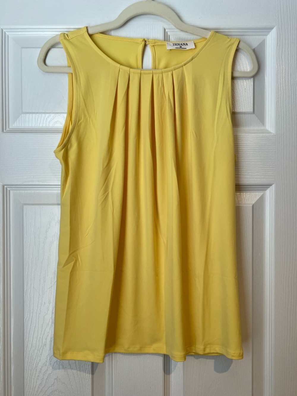 Zenana Outfitters Size Medium Yellow Pleated Sleeveless Blouse Summer Flowy Chic